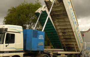Camion avec le sable, les produits et le mélangeur